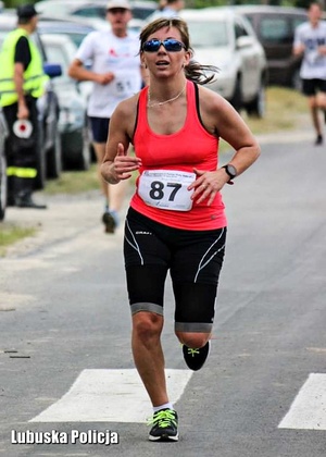 Kobieta podczas zawodów biegowych.