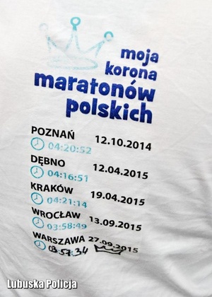 Koszulka biegowa związana z ukończeniem maratonów biegowych.