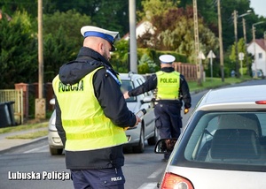 Policjanci drogówki podczas kontroli trzeźwości kierujących.