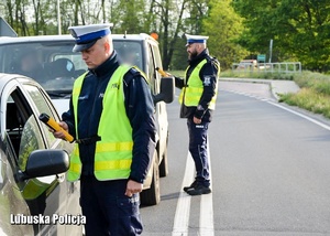 Policjanci podczas badania stanu trzeźwości kierujących.