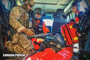 kontrterroryści i ratownicy medyczni ćwiczą udzielanie pomocy