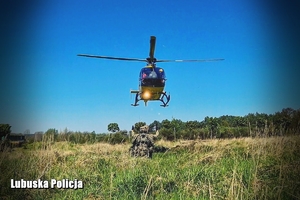 kontrterroryści pomagają wylądować helikopterowi