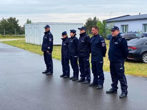 Policjanci stojący w rzędzie - z lewej strony Zastępca Komendanta Wojewódzkiego Policji w Gorzowie Wielkopolskim.