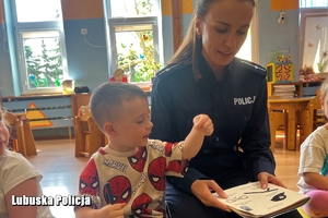 policjantka czyta książkę dziecku