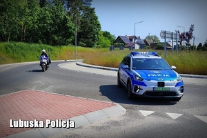 policjanci zabezpieczają wyścig kolarski