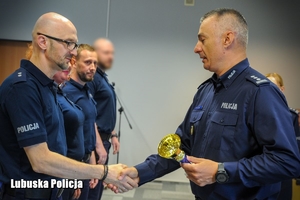 policjanci wyróżnienie w konkursie odbierają gratulacje