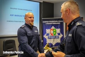 policjant wyróżniony w konkursie odbiera gratulacje