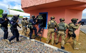 Ćwiczenia policyjnych kontrterrorystów- wejście do budynku