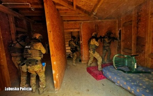 Ćwiczenia policyjnych kontrterrorystów- przeczesywanie wnętrza pomieszczenia