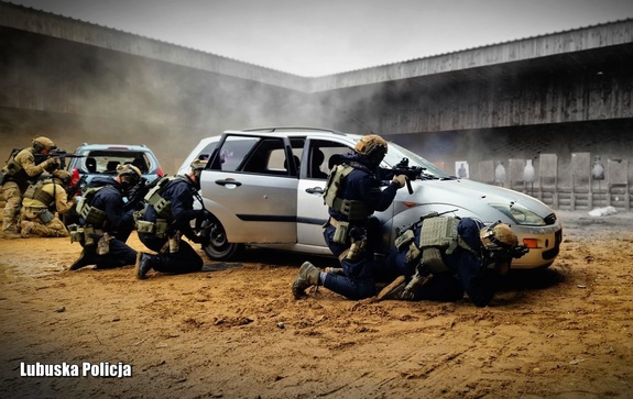 Ćwiczenia policyjnych kontrterrorystów- ostrzał zza pojazdu