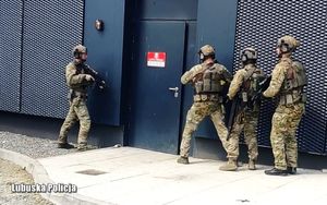 Ćwiczenia policyjnych kontrterrorystów- próba wejścia do budynku