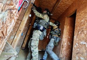 Ćwiczenia policyjnych kontrterrorystów- sprawdzanie pomieszczenia