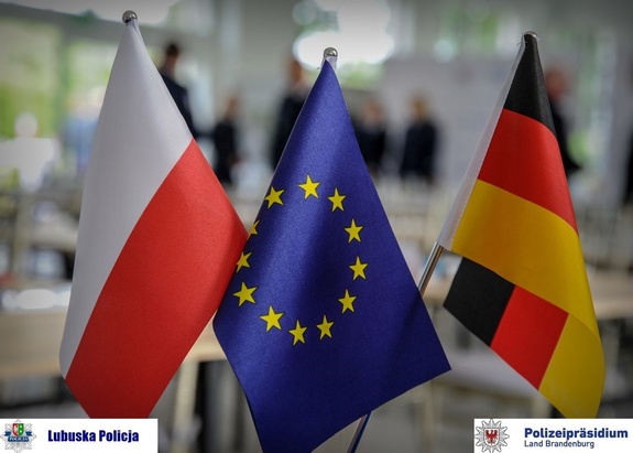 Flagi Polski, Unii Europejskiej i Niemiec.