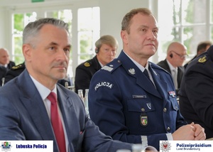 Ambasador Polski w Niemczech oraz Komendant Wojewódzki Policji w Gorzowie Wielkopolskim na sali konferencyjnej.