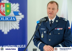 Komendant Wojewódzki Policji w Gorzowie Wielkopolskim przemawiający z mównicy.