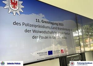 Ekran wyświetlający slajdy dotyczące konferencji granicznej.