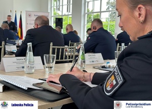 Policjantka z Niemiec podczas konferencji.