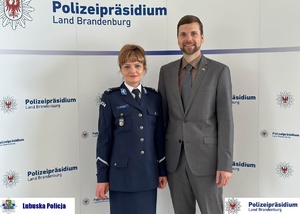 Policjantka z Polski pozuje do zdjęcia z innym mężczyzną.