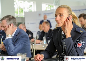 Policjanci z Polski i Niemiec na sali konferencyjnej.