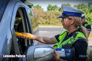policjantka kontroluje stan trzeźwości kierowcy