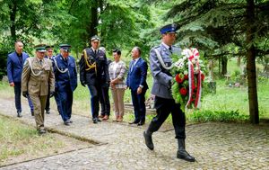 Delegacja służb mundurowych składa wieniec przy pomniku