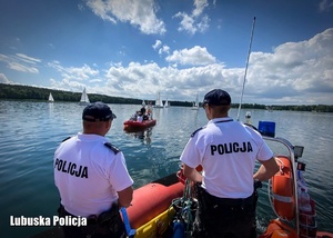 Policjanci na motorówce podczas patrolu nad jeziorem.