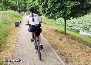 Policjantka na rowerze.