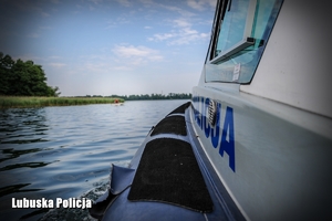 Widok na łódź policyjną i jezioro