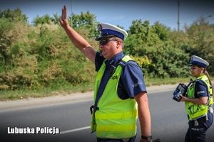 Policjant dający znak do zatrzymania