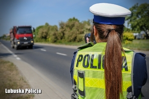 Policjantka kontroluje prędkość pojazdu