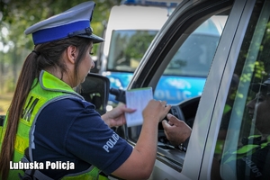 Policjantka sprawdza dokumentacje kierowcy