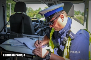 Policjant sporządzający dokumentacje