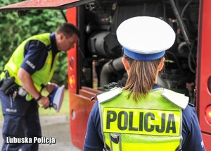 Policjanci drogówki sprawdzają stan techniczny autokaru.