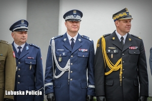 mundurowi podczas uroczystości na placu