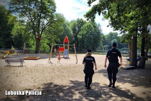 Policjanci podczas patrolu na placu zabaw.