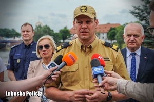 Komendant Wojewódzki Państwowej Straży Pożarnej przemawia do dziennikarzy podczas konferencji prasowej.