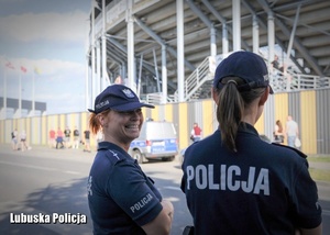 Policjantki stojące przed stadionem.