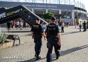 Policjanci oddziałów prewencji Policji podczas zabezpieczenia imprezy sportowej.