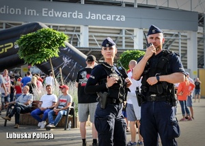 Policjanci oddziałów prewencji Policji podczas zabezpieczenia imprezy sportowej.