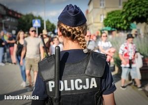 Policjantka oddziałów prewencji Policji podczas zabezpieczenia imprezy sportowej.