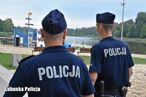 policjanci podczas patrolu