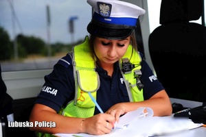 Policjantka podczas czynności legitymowania.