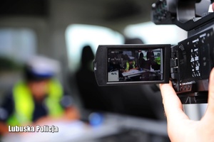 Wyświetlacza kamery, pokazujący pracę policjantów.
