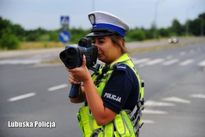 Policjantka podczas kontrolowania prędkości pojazdów.