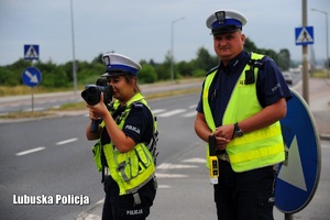 Policjanci kontrolują prędkość pojazdów.