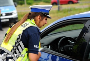 Policjantka rozmawia z kontrolowanym kierowcą.