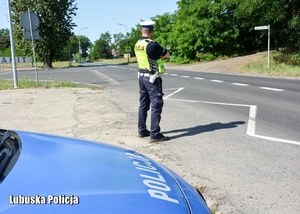 Policjant podczas kontroli prędkości jadących pojazdów.