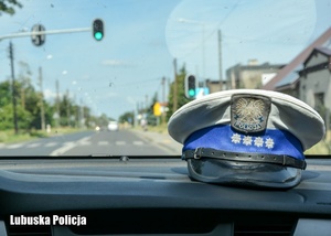Policyjna czapka we wnętrzu auta.