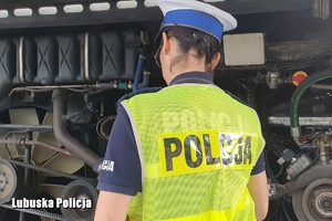 policjantka kontroluje stan techniczny autokaru