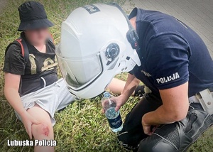 Policjant udzielający pomocy chłopcu
